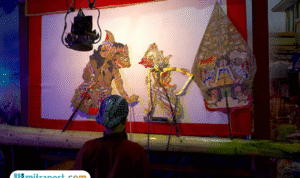 Foto: ilustrasi dalang memainkan wayang (sumber: istock)