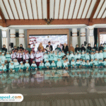 Foto : Suasana siswa PAUD dan SD tengah melakukan foto bersama di Pendopo Kabupaten Pati, Senin (10/11/2025). (Sumber. Mitrapost.com/ Ilham)
