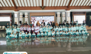 Foto : Suasana siswa PAUD dan SD tengah melakukan foto bersama di Pendopo Kabupaten Pati, Senin (10/11/2025). (Sumber. Mitrapost.com/ Ilham)
