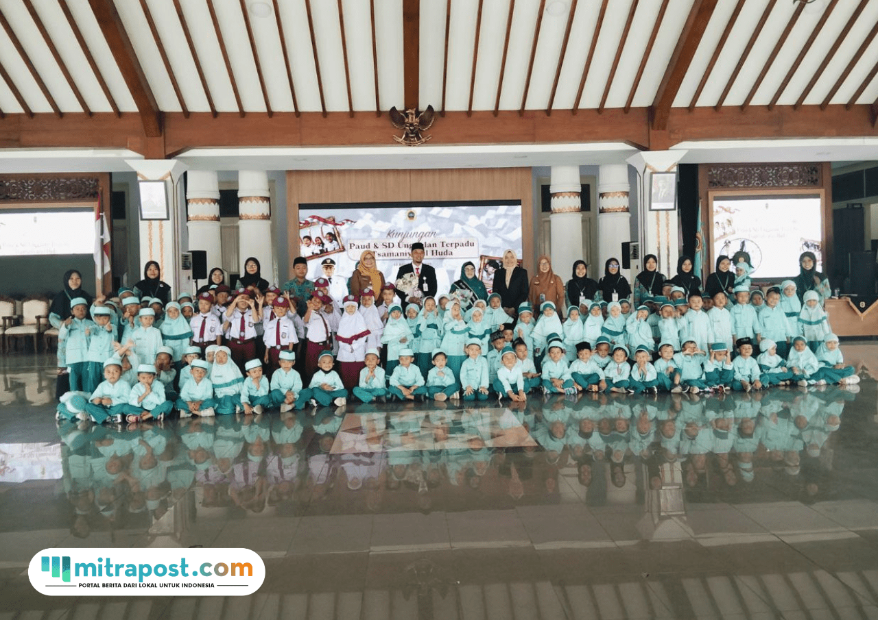 Foto : Suasana siswa PAUD dan SD tengah melakukan foto bersama di Pendopo Kabupaten Pati, Senin (10/11/2025). (Sumber. Mitrapost.com/ Ilham)
