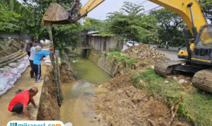 Foto: BNPB bangun tanggul darurat di Desa Ketitangwetan, Kecamatan Batangan, Kabupaten Pati (Mitrapost.com/ Kafi) Foto: BNPB bangun tanggul darurat di Desa Ketitangwetan, Kecamatan Batangan, Kabupaten Pati (Mitrapost.com/ Kafi)