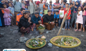 Foto: Potret Tradisi Sedekah Laut (sumber: DLHKP Kab. Kebumen) Foto: Potret Tradisi Sedekah Laut (sumber: DLHKP Kab. Kebumen)