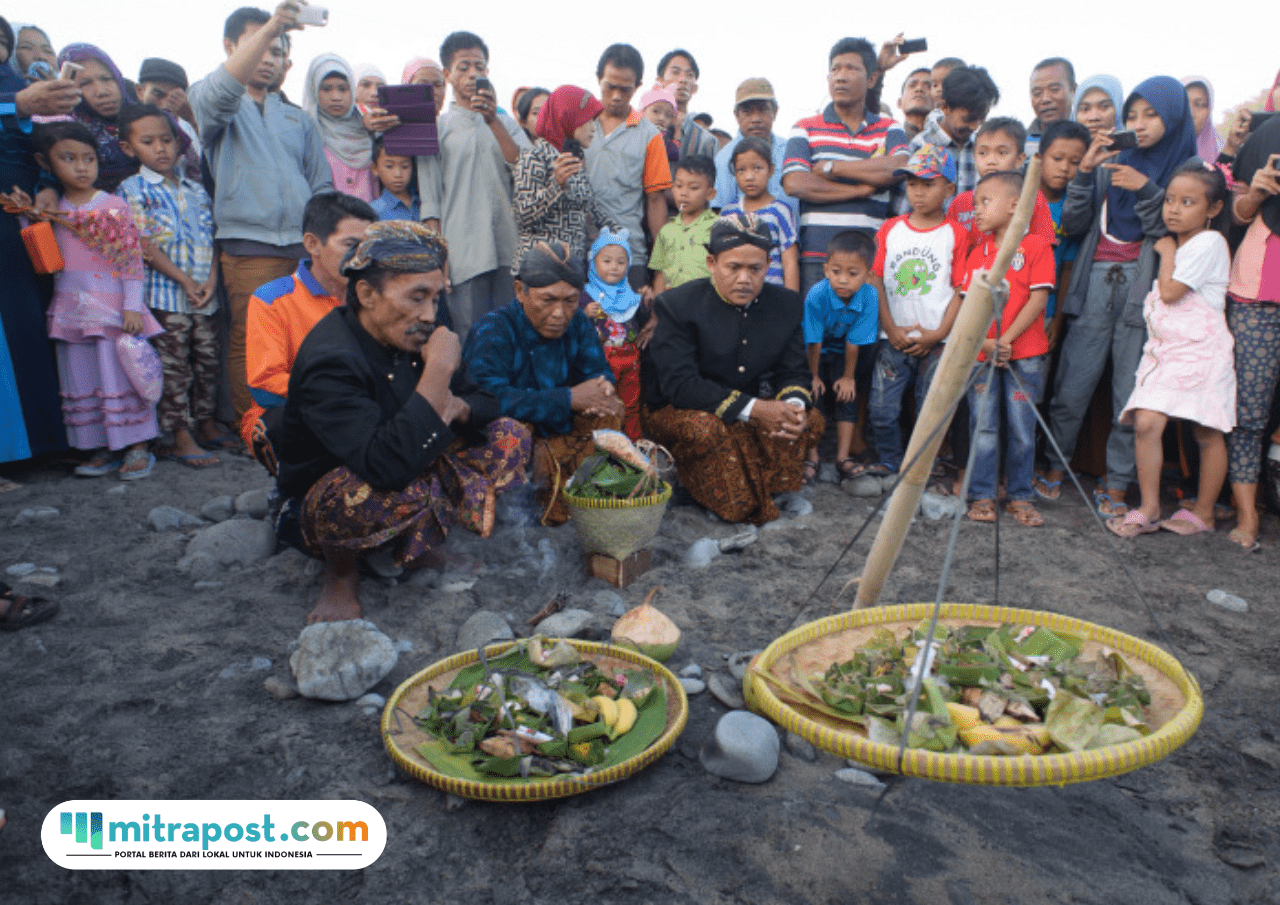 Foto: Potret Tradisi Sedekah Laut (sumber: DLHKP Kab. Kebumen)