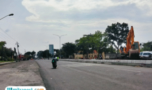 Foto : Titik penerangan jalan umum (PJU) di depan Plaza Pragola dikabarkan sudah aktif. (Sumber. Mitrapost.com/ Ilham)