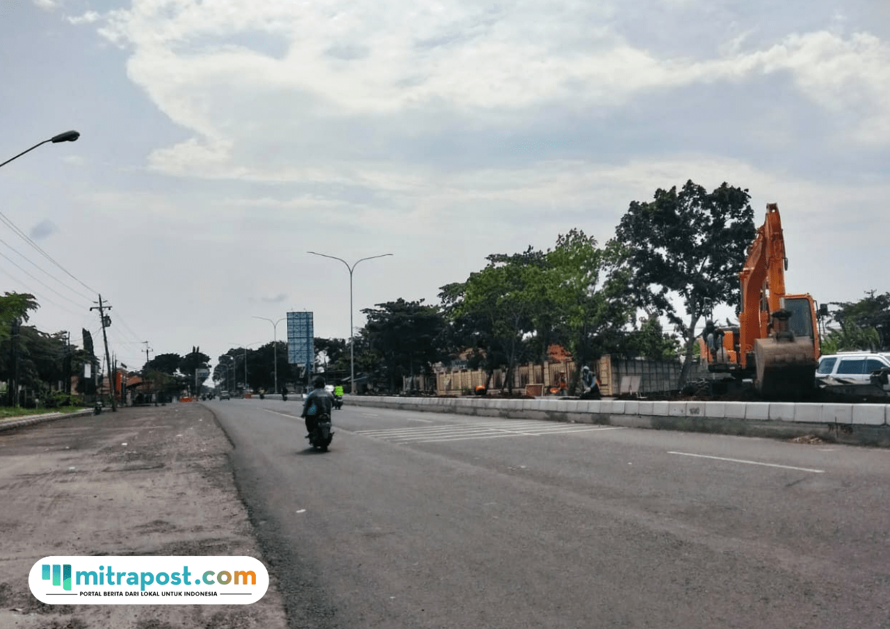 Foto : Titik penerangan jalan umum (PJU) di depan Plaza Pragola dikabarkan sudah aktif. (Sumber. Mitrapost.com/ Ilham)