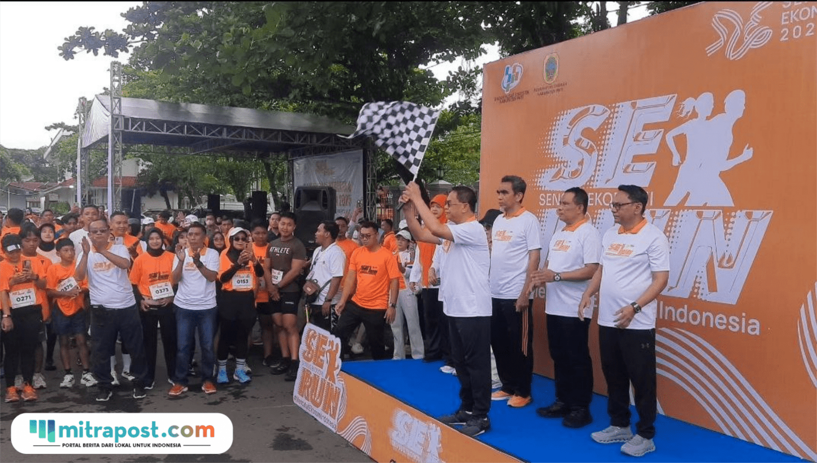 Foto: Bupati Pati Sudewo saat melepas ratusan peserta Survei Ekonomi (SE) Run 2025 di Halaman Kantor Bupati Pati pada Minggu (9/11/2025) pagi (Mitrapost.com/ Kafi) 