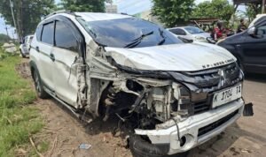 Foto: mobil Xpander usai dievakuasi terlihat rusak di bagian depan (Mitrapost.com/ laka lantas Polresta Pati) 