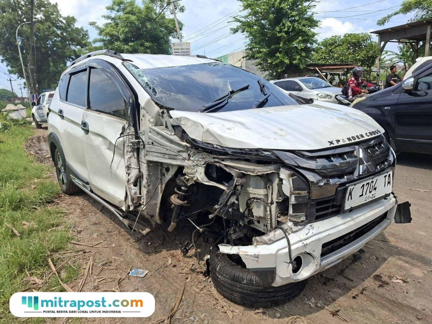 Foto: mobil Xpander usai dievakuasi terlihat rusak di bagian depan (Mitrapost.com/ laka lantas Polresta Pati) 