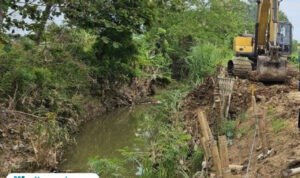 Foto: pembangunan tanggul darurat di sungai Widodaren, Desa Ketitangwetan, Kecamatan Batangan beberapa waktu lalu (Mitrapost.com/ Kafi)