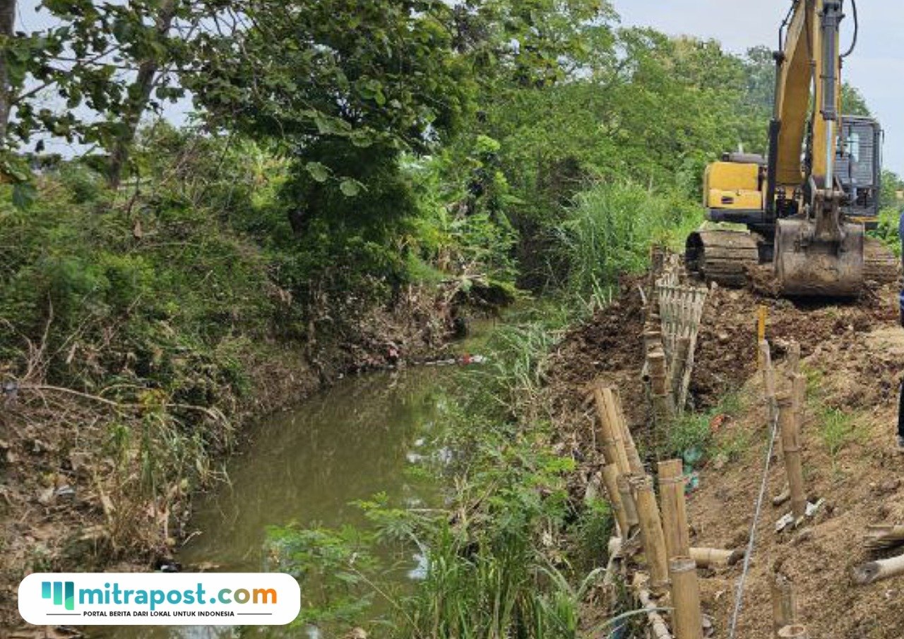 Foto: pembangunan tanggul darurat di sungai Widodaren, Desa Ketitangwetan, Kecamatan Batangan beberapa waktu lalu (Mitrapost.com/ Kafi)