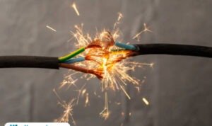 Ilustrasi sengatan arus listrik/istock