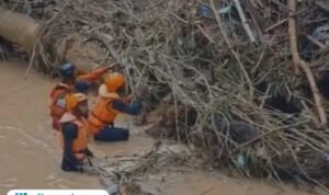 Operasi pencarian orang hilang terseret arus banjir/humas Polri