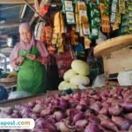Foto : Pedagang di pasar puri menunggui Bawang Merah terjual. (Sumber. Mitrapost.com/ Ilham) Foto : Pedagang di pasar puri menunggui Bawang Merah terjual. (Sumber. Mitrapost.com/ Ilham)