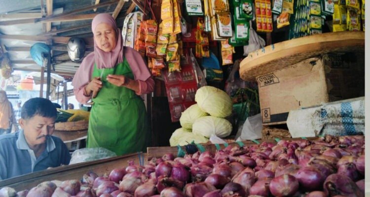 Foto : Pedagang di pasar puri menunggui Bawang Merah terjual. (Sumber. Mitrapost.com/ Ilham)
