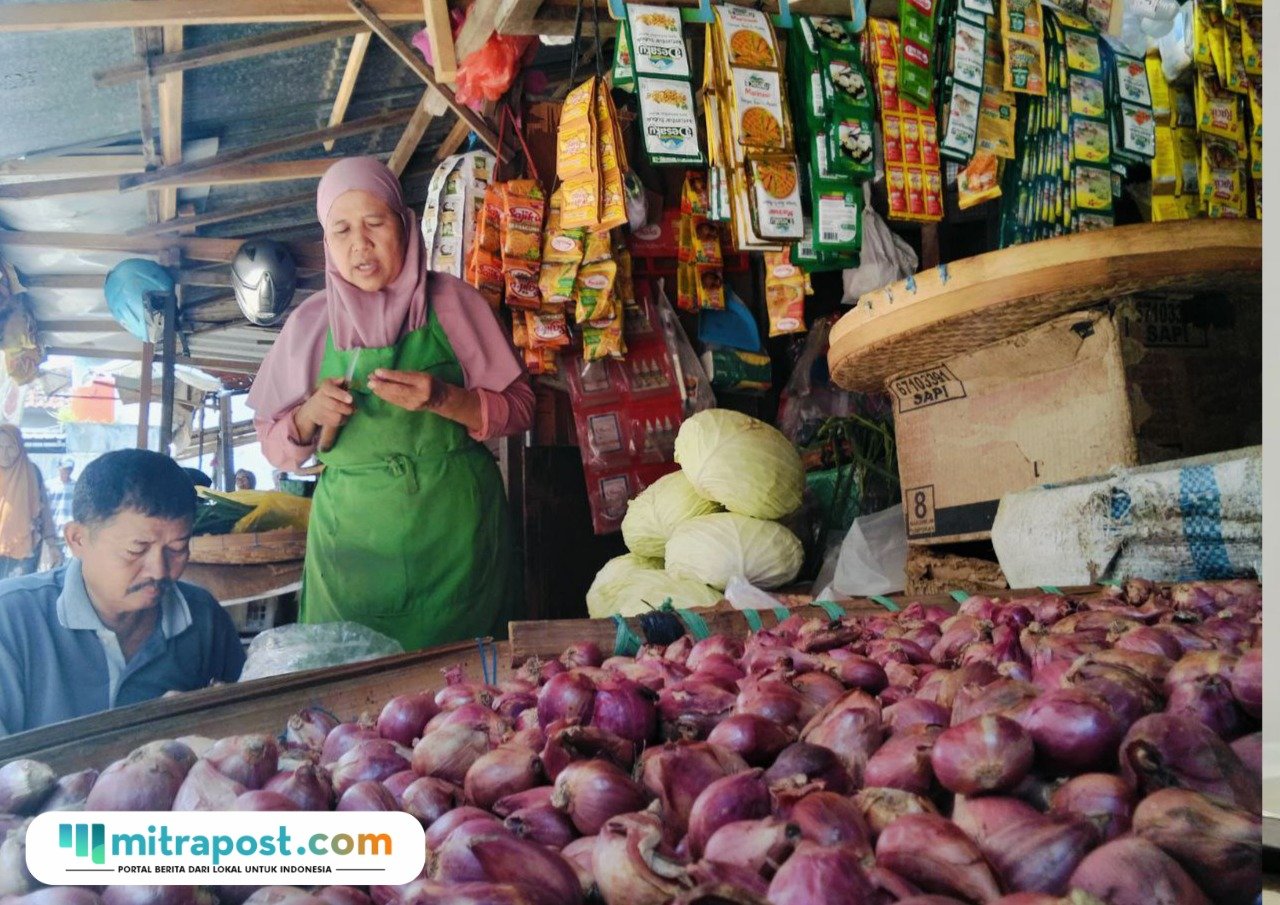 Foto : Pedagang di pasar puri menunggui Bawang Merah terjual. (Sumber. Mitrapost.com/ Ilham)