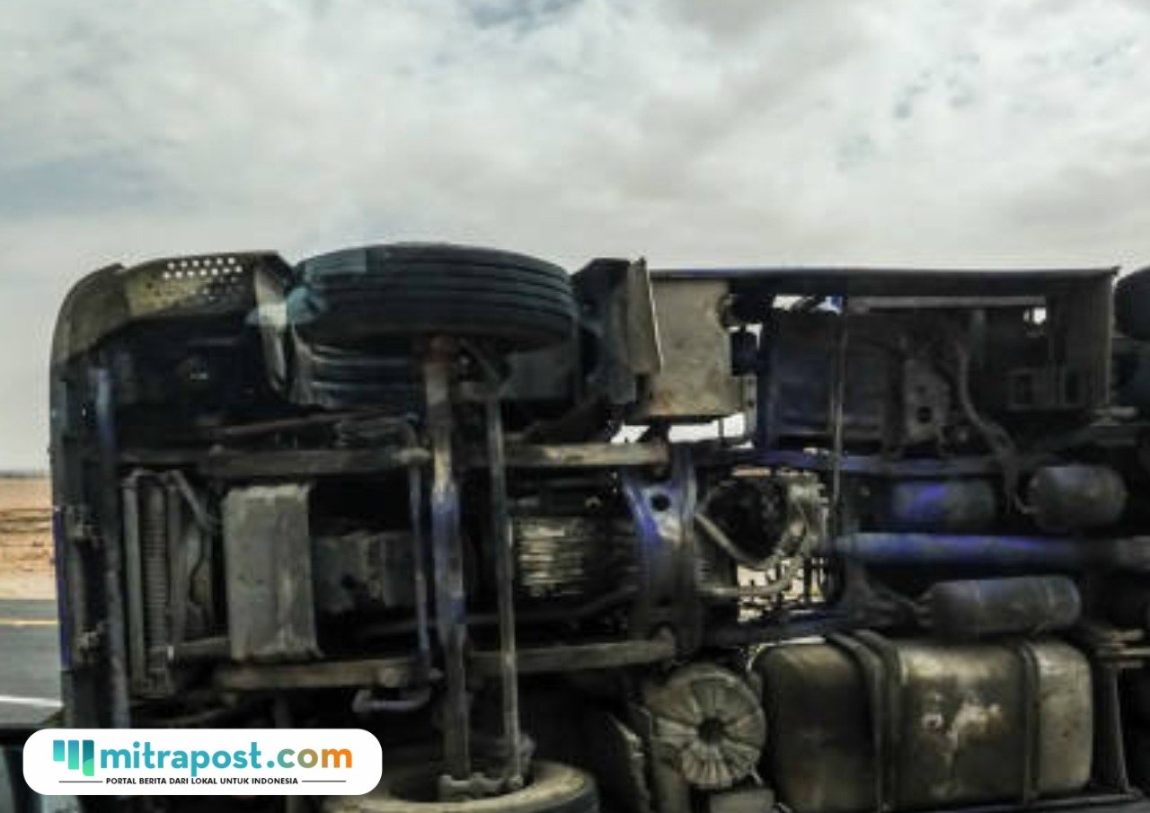 Ilustrasi truk terguling/istock Truk Tronton Terguling