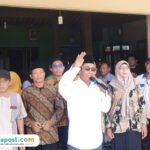 Foto: Kepala Desa Asempapan, Sukarno saat menemui warganya yang menggelar aksi unjuk rasa di Kantor Balai Desa setempat (Mitrapost.com/ Kafi)