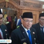 Foto : Bupati Pati Sudewo ditemui di depan Ruang Rapat Paripurna. (Sumber. Mitrapost.com/ Ilham)