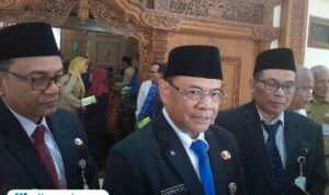 Foto : Bupati Pati Sudewo ditemui di depan Ruang Rapat Paripurna. (Sumber. Mitrapost.com/ Ilham)