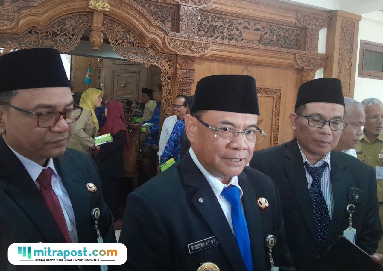 Foto : Bupati Pati Sudewo ditemui di depan Ruang Rapat Paripurna. (Sumber. Mitrapost.com/ Ilham)
