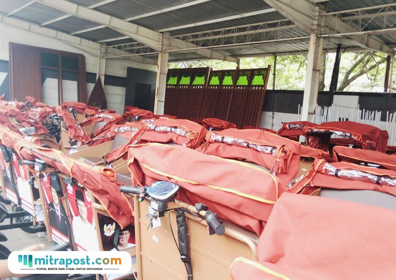 Foto : Becak listrik terparkir rapi di sebelah Pendopo Kabupaten Pati, Senin (10/11/2025). (Sumber. Mitrapost.com/ Ilham)