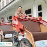 Foto : Tukang becak tengah mencoba becak listrik di Pendopo Kabupaten Pati, Rabu (12/11/2025). (Sumber. Mitrapost.com/ Ilham)
