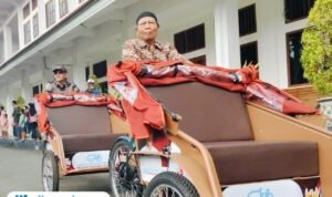 Foto : Tukang becak tengah mencoba becak listrik di Pendopo Kabupaten Pati, Rabu (12/11/2025). (Sumber. Mitrapost.com/ Ilham)