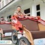 Foto : Tukang becak tengah mencoba becak listrik di Pendopo Kabupaten Pati, Rabu (12/11/2025). (Sumber. Mitrapost.com/ Ilham)