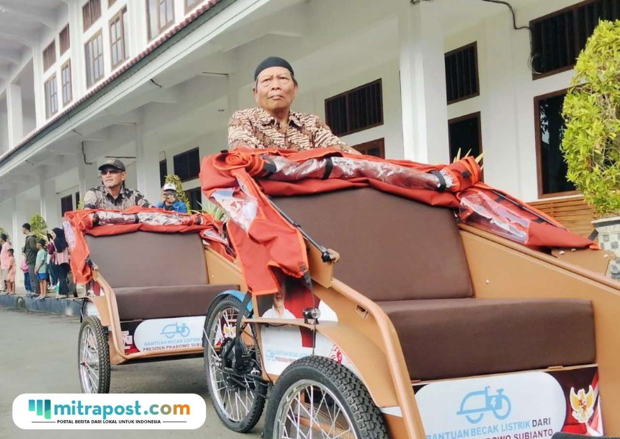 Foto : Tukang becak tengah mencoba becak listrik di Pendopo Kabupaten Pati, Rabu (12/11/2025). (Sumber. Mitrapost.com/ Ilham)