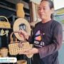 Foto : Ranu Adi pengrajin bonggol jagung dari Desa Sarirejo Kecamatan Pati Kabupaten Pati tengah memperlihatkan produk miliknya. (Sumber. Mitrapost.com/ Ilham)