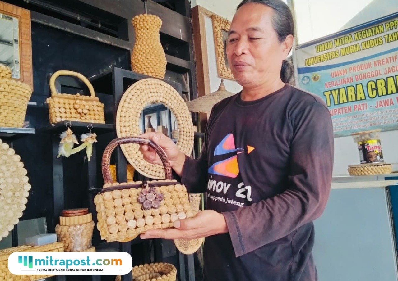 Foto : Ranu Adi pengrajin bonggol jagung dari Desa Sarirejo Kecamatan Pati Kabupaten Pati tengah memperlihatkan produk miliknya. (Sumber. Mitrapost.com/ Ilham)