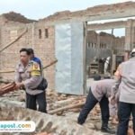 Pasca Puting Beliung Landa Desa Slangit Cirebon/humas polri