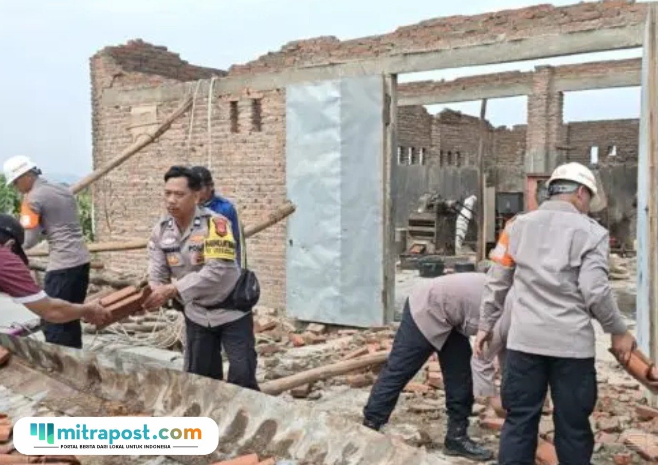 Pasca Puting Beliung Landa Desa Slangit Cirebon/humas polri