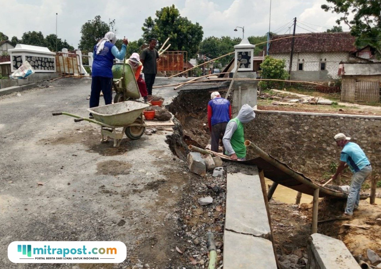 Foto: pekerja sedang memperbaiki jembatan yang ambrol di Desa Pelemgede Kecamatan Pucakwangi (Mitrapost.com/ Kafi)