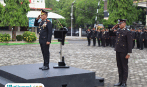 Foto: Wakapolresta Pati AKBP Petrus Parningotan Silalahi memimpin upacara Hari Pahlawan di halaman Mapolresta Pati (Mitrapost.com/ Polresta Pati)