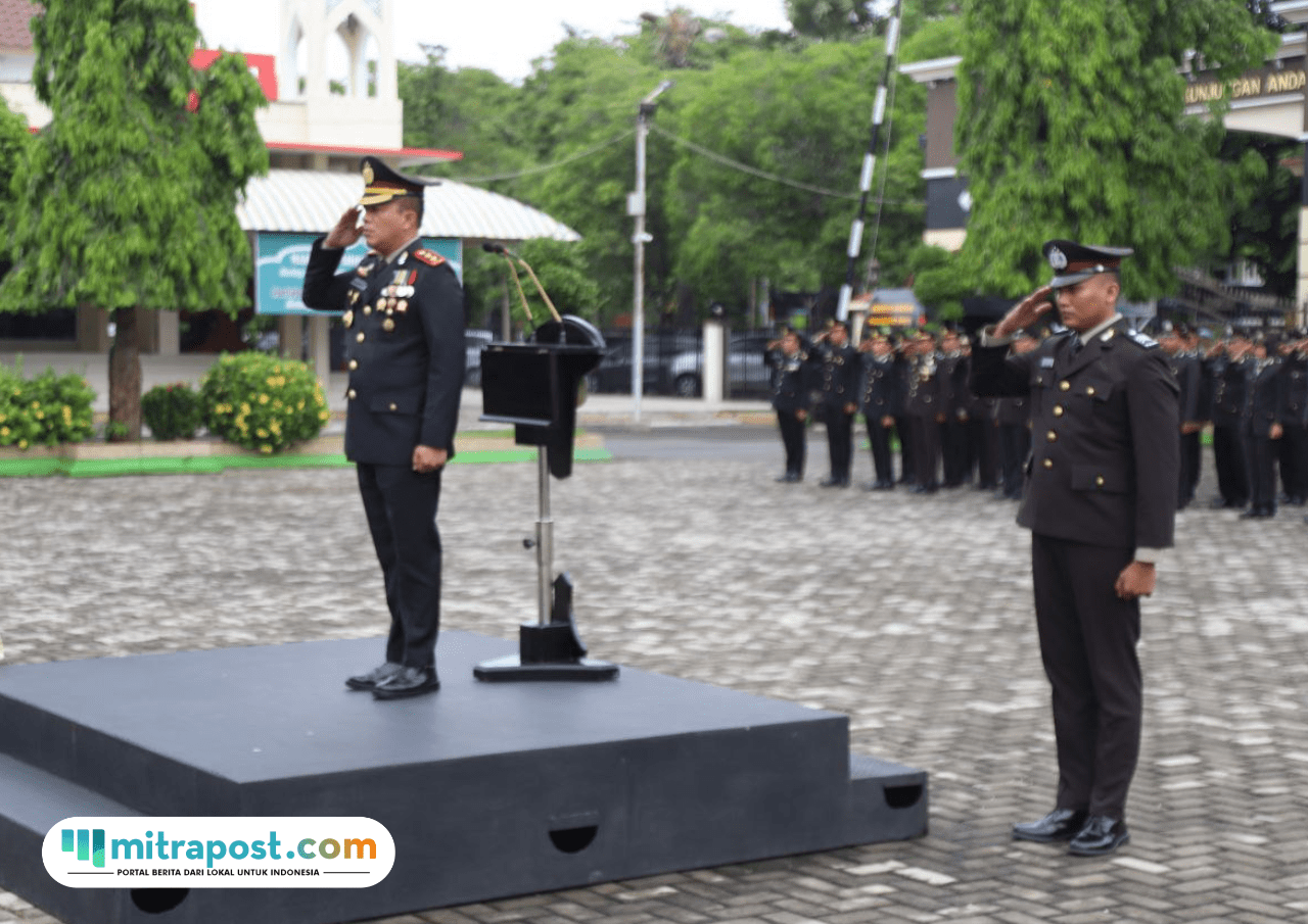 Foto: Wakapolresta Pati AKBP Petrus Parningotan Silalahi memimpin upacara Hari Pahlawan di halaman Mapolresta Pati (Mitrapost.com/ Polresta Pati)