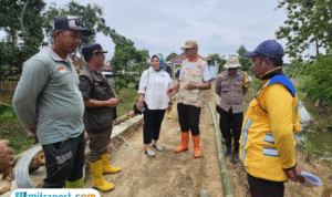 Foto: Anggota Komisi VIII DPR RI, Sri Wulan meninjau langsung lokasi tanggul yang jebol pada Senin (10/11/2025) (Mitrapost.com/ Kafi)