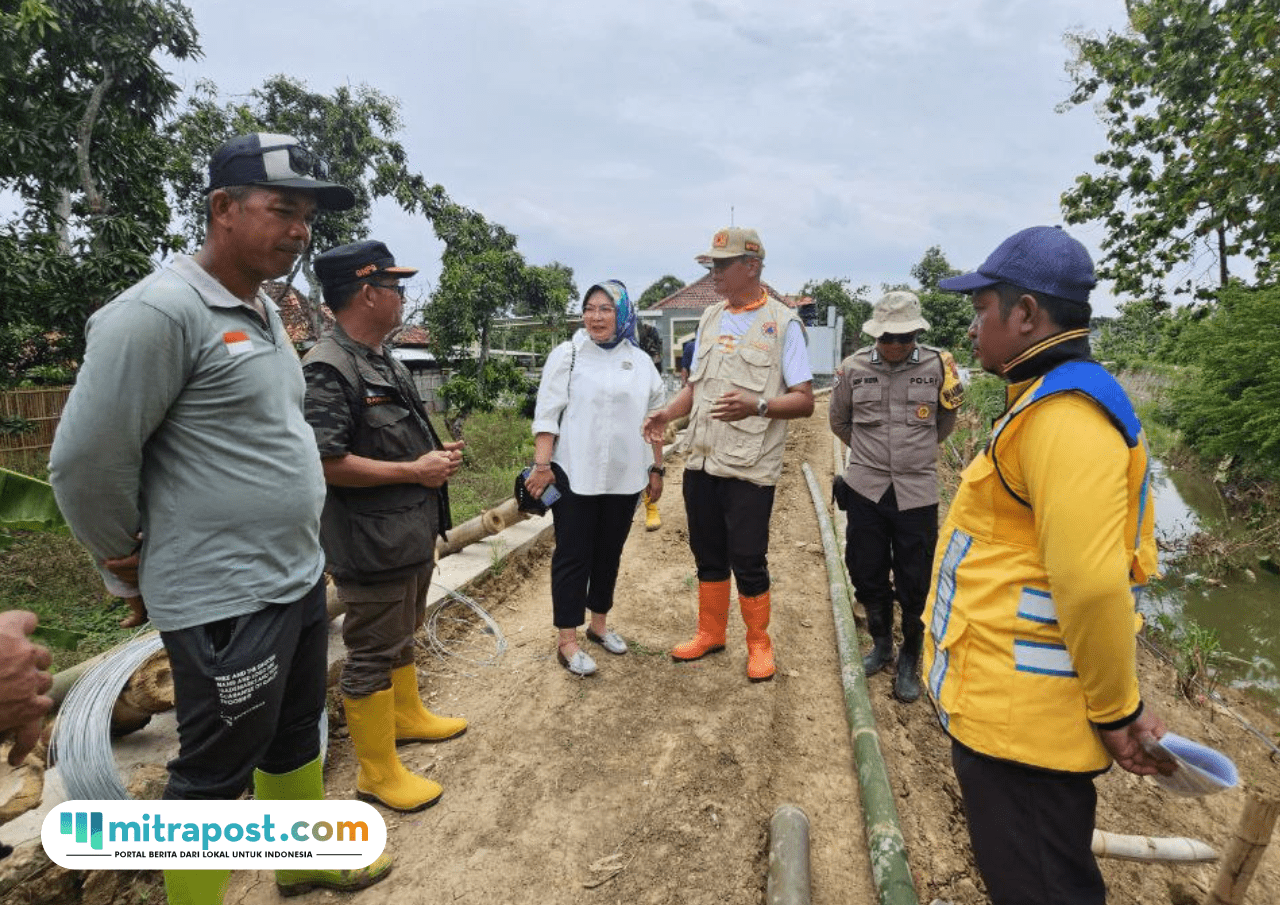 Foto: Anggota Komisi VIII DPR RI, Sri Wulan meninjau langsung lokasi tanggul yang jebol pada Senin (10/11/2025) (Mitrapost.com/ Kafi)