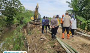 Foto: pembangunan tanggul darurat di sungai Widodaren, Desa Ketitangwetan, Kecamatan Batangan sudah mencapai 45 persen (Mitrapost.com/ Kafi)