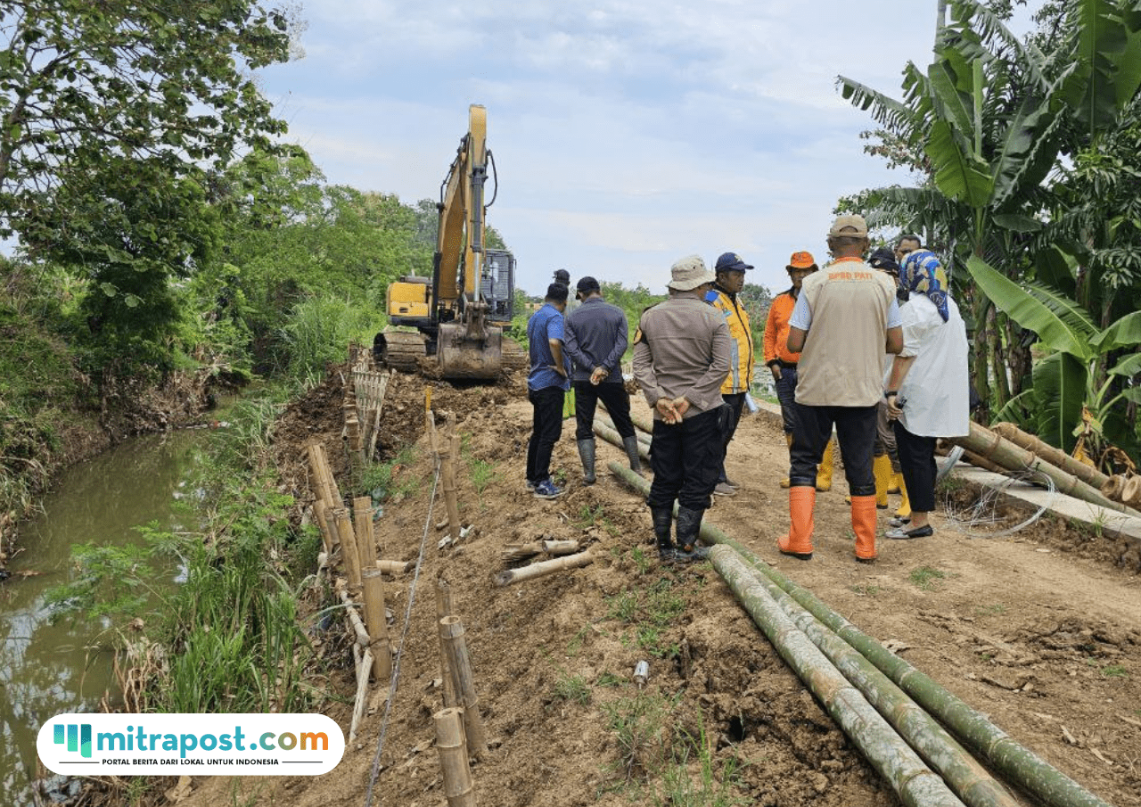 Foto: pembangunan tanggul darurat di sungai Widodaren, Desa Ketitangwetan, Kecamatan Batangan sudah mencapai 45 persen (Mitrapost.com/ Kafi)