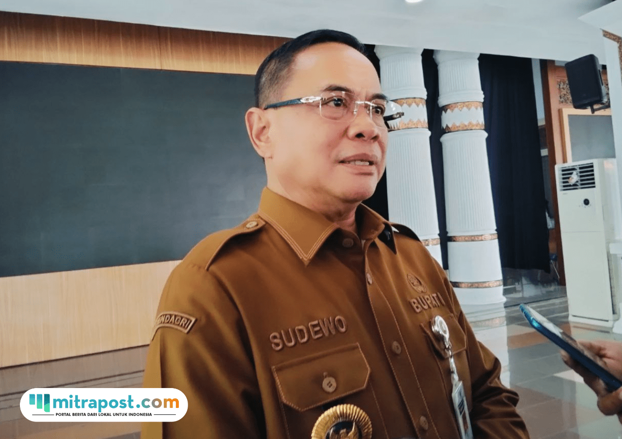 Foto : Bupati Pati Sudewo ditemui di Pendopo usia melakukan rapat tertutup membahas kenaikan UMK Pati 2026. (Sumber. Mitrapost.com/ Ilham)