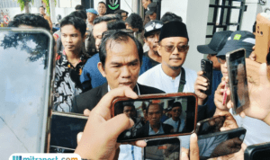 Foto : Kuasa Hukum AMPB, Nimerodi Gulo ditemui di depan Kejaksaan Negeri Pati, Jum'at (12/12/2025). (Sumber. Mitrapost.com/ Ilham) Botok CS