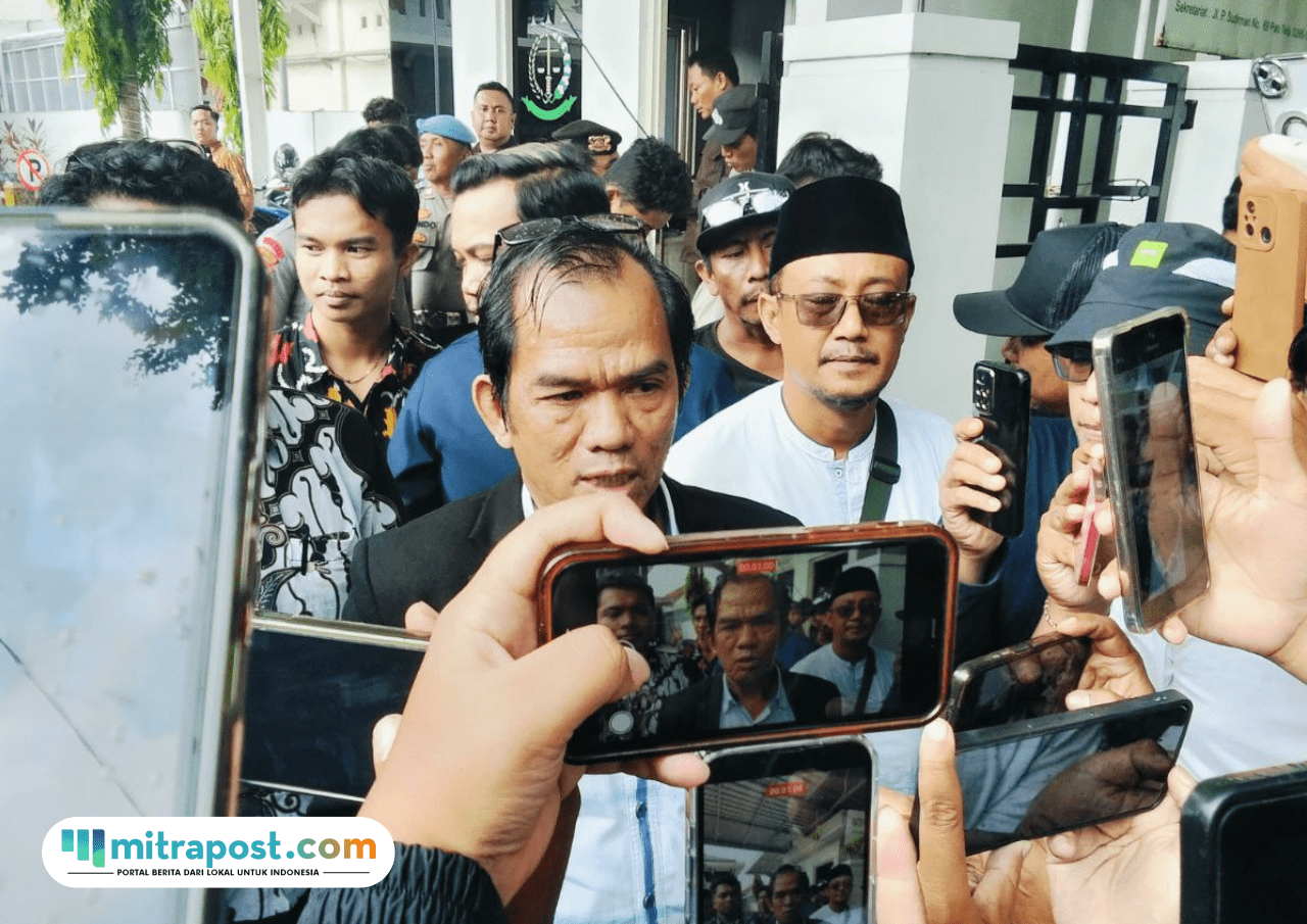 Foto : Kuasa Hukum AMPB, Nimerodi Gulo ditemui di depan Kejaksaan Negeri Pati, Jum'at (12/12/2025). (Sumber. Mitrapost.com/ Ilham) Botok CS