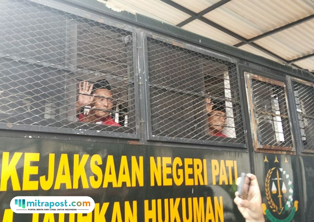 Foto : Supriyono alias Botok melambaikan tangan di dalam truk tahanan Kejaksaan Negeri Pati, Rabu (24/12/2025). (Sumber. Mitrapost.com/ Ilham)