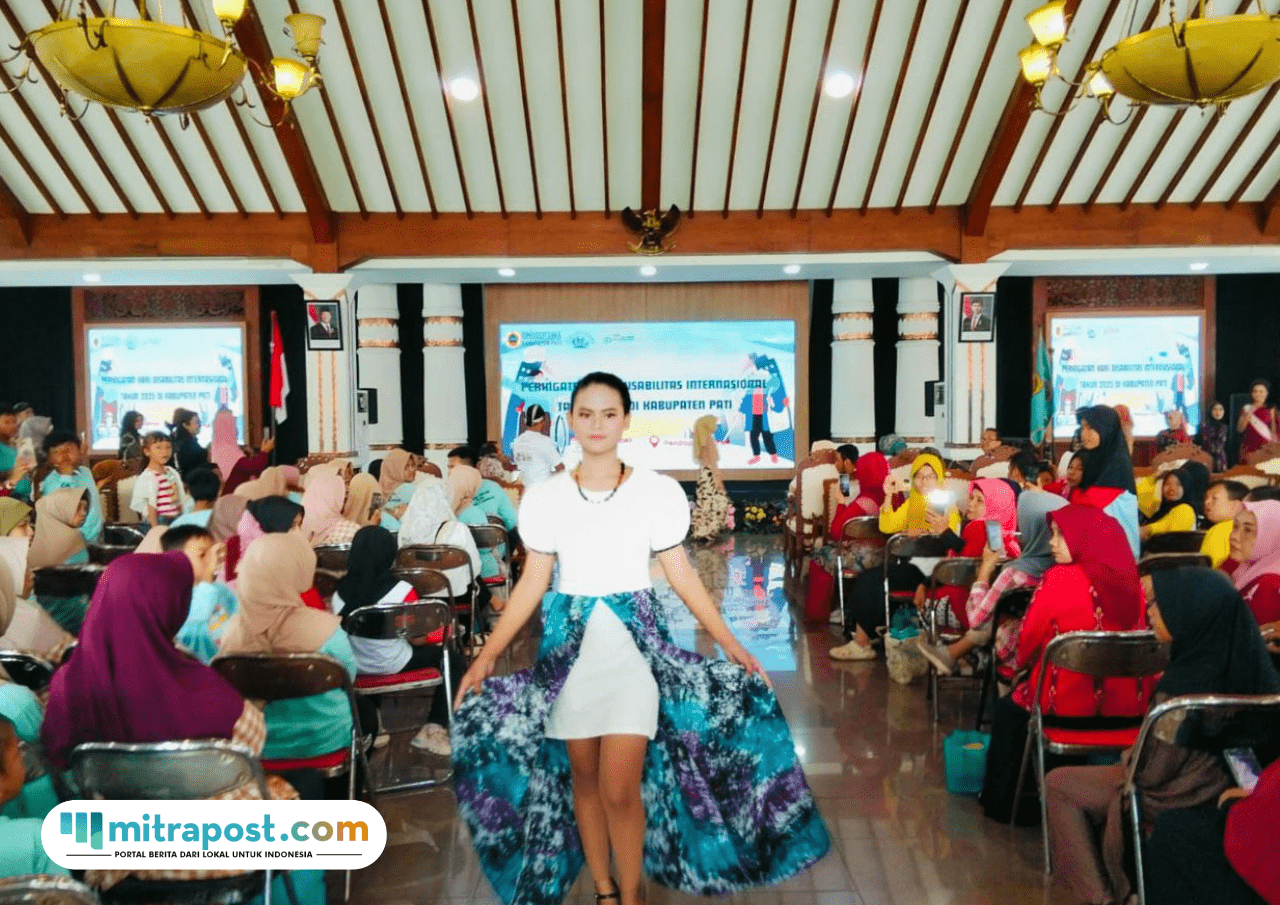 Foto : Penampilan fashion show di momen peringatan HDI di Pendopo Pati, Sabtu (13/12/2025) siang. (Sumber. Mitrapost.com/ Ilham)