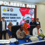 Foto : Polresta Pati Konferensi Pers di ruang Sanika Satyawada, Rabu (31/12/2025). (Sumber. Mitrapost.com/ Ilham) Penipuan