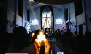 Foto : Jemaat GITJ Margorejo Pati di Desa Badegan menyalakan lilin. (Sumber. Mitrapost.com/ Ilham)