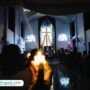 Foto : Jemaat GITJ Margorejo Pati di Desa Badegan menyalakan lilin. (Sumber. Mitrapost.com/ Ilham)