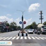 Foto : Kendaraan roda dua dan empat tengah berhenti di lampu merah tepat di Jalan Panglima Sudirman, Kecamatan Puri. (Sumber. Mitrapost.com/ Ilham)