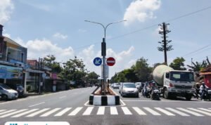 Foto : Kendaraan roda dua dan empat tengah berhenti di lampu merah tepat di Jalan Panglima Sudirman, Kecamatan Puri. (Sumber. Mitrapost.com/ Ilham)